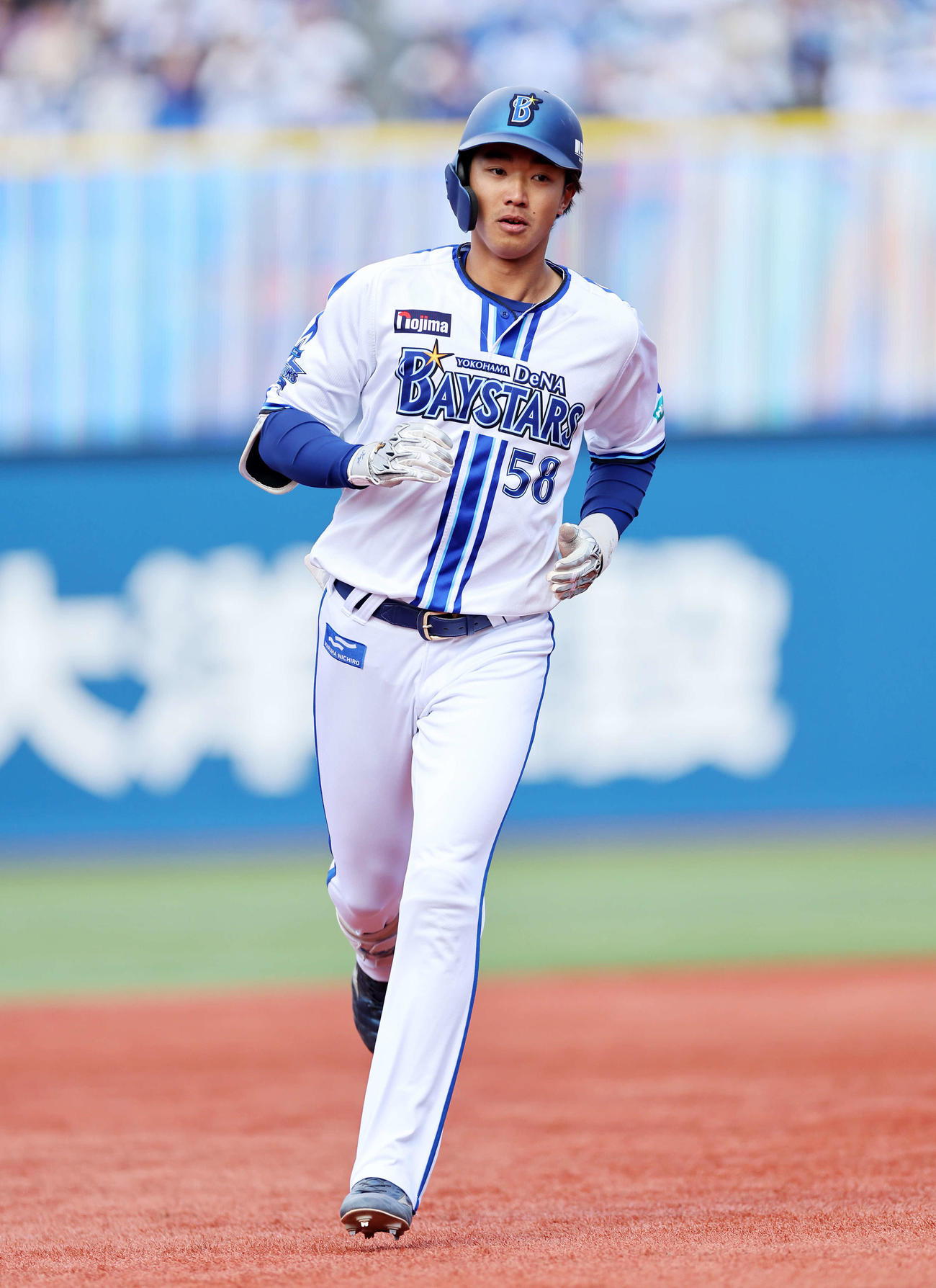 DeNA対西武　2回裏DeNA無死、梶原は左中間ソロ本塁打を放つ（撮影・鈴木正人）