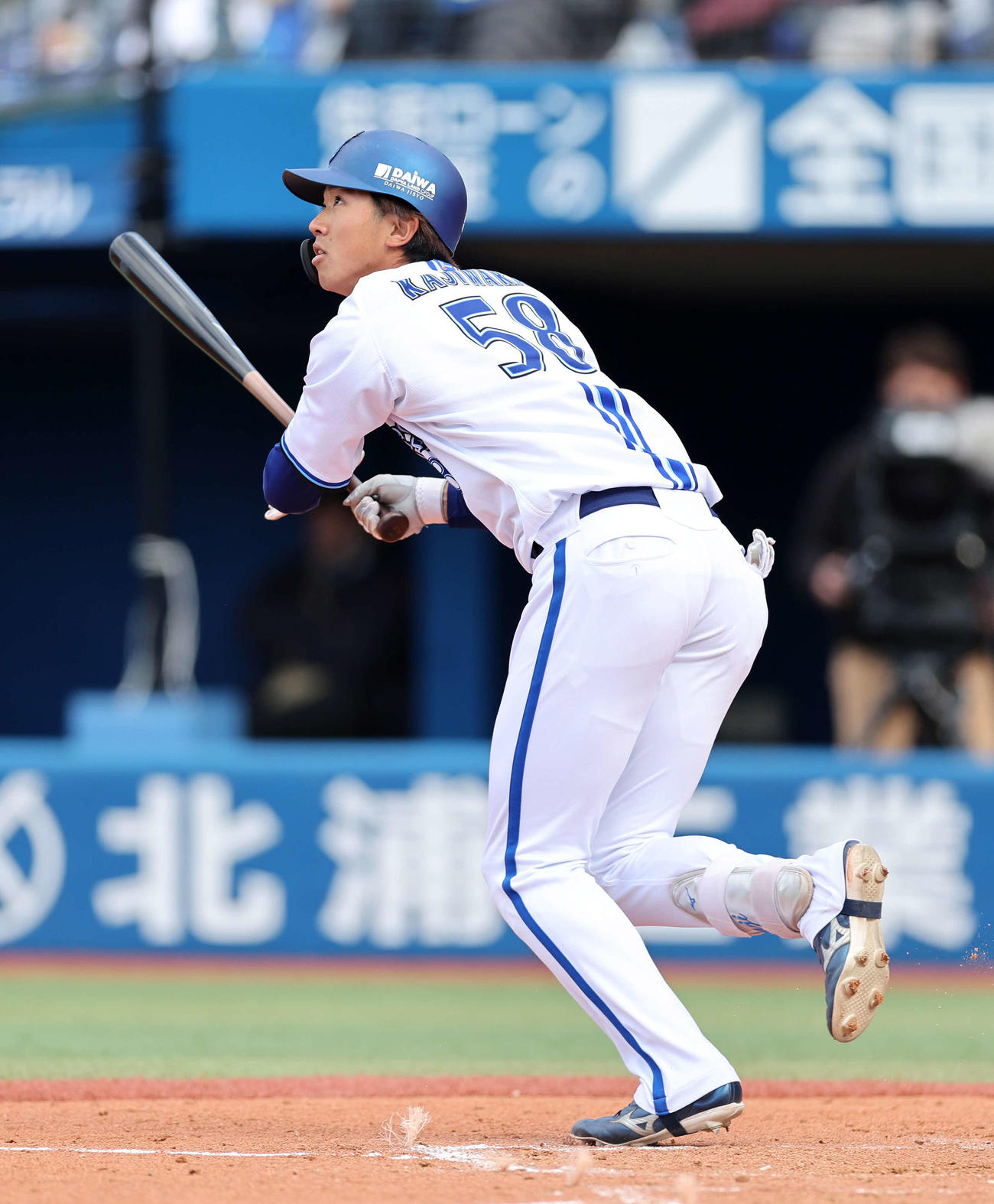 DeNA対西武　2回裏DeNA無死、梶原は左中間ソロ本塁打を放つ（撮影・鈴木正人）