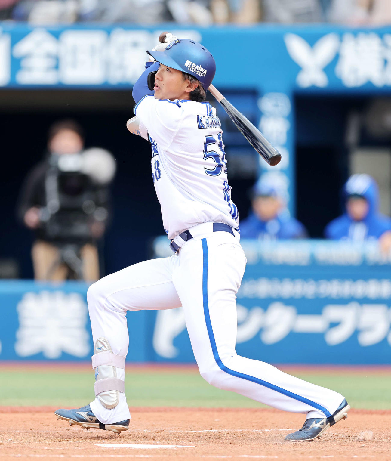 DeNA対西武　2回裏DeNA無死、梶原は左中間ソロ本塁打を放つ（撮影・鈴木正人）