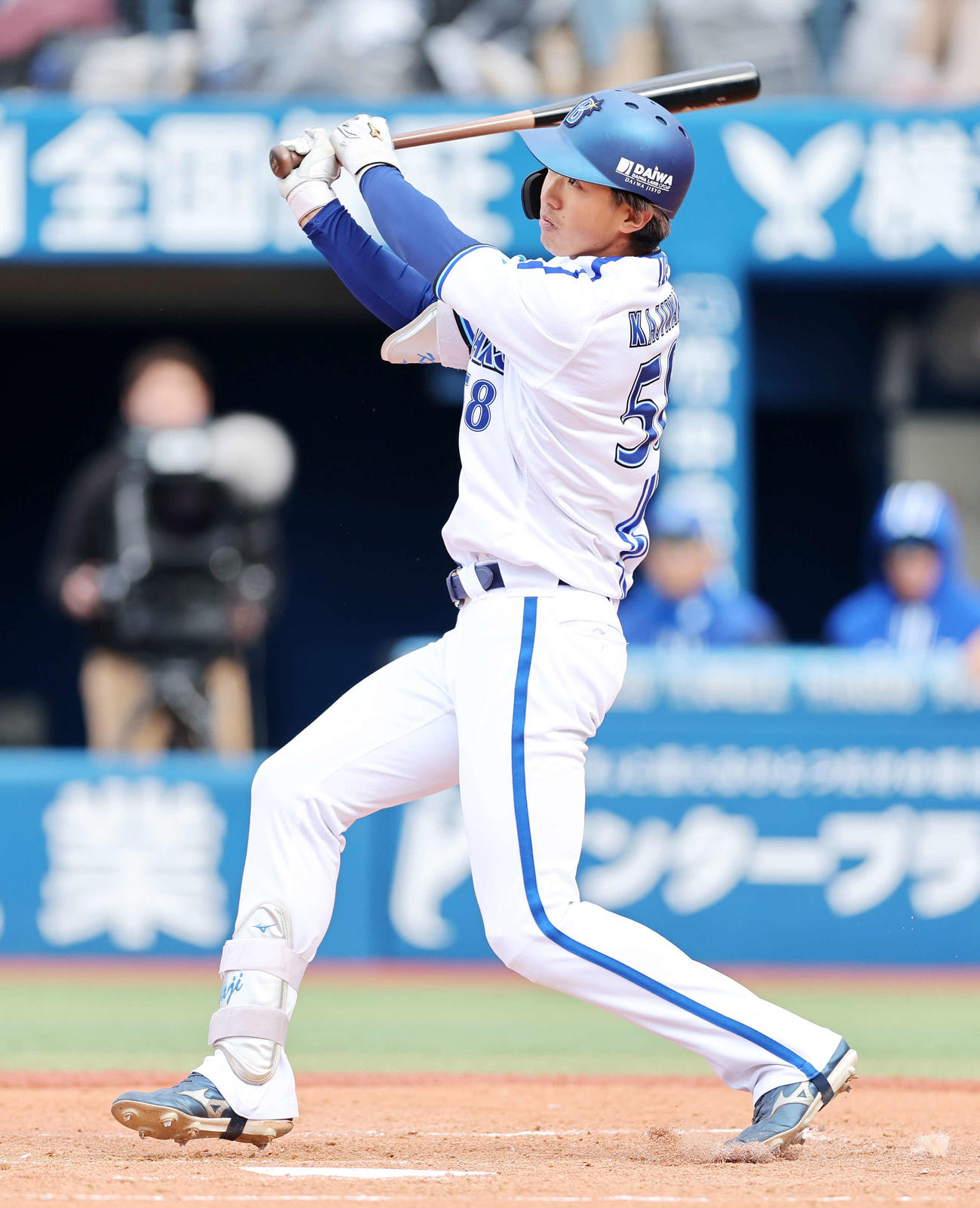DeNA対西武　2回裏DeNA無死、梶原は左中間ソロ本塁打を放つ（撮影・鈴木正人）