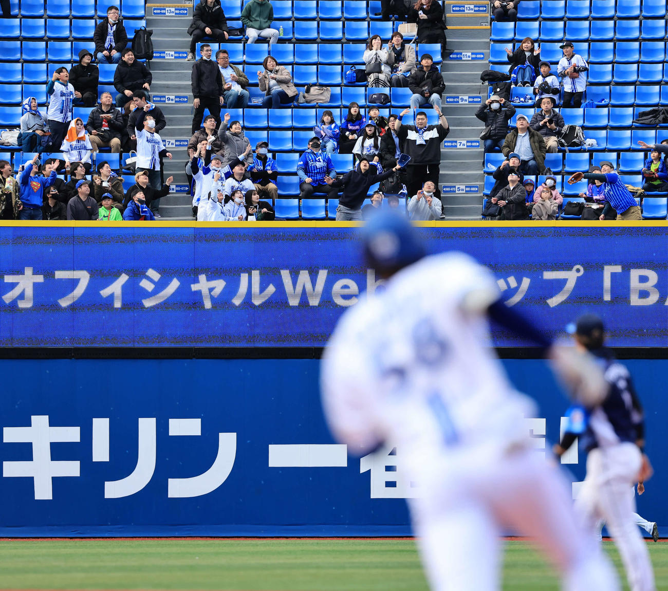 DeNA対西武　2回裏DeNA無死、梶原（手前）が先制ソロ本塁打を放ち、ボールを捕ろうとするスタンドのファン（撮影・浅見桂子）
