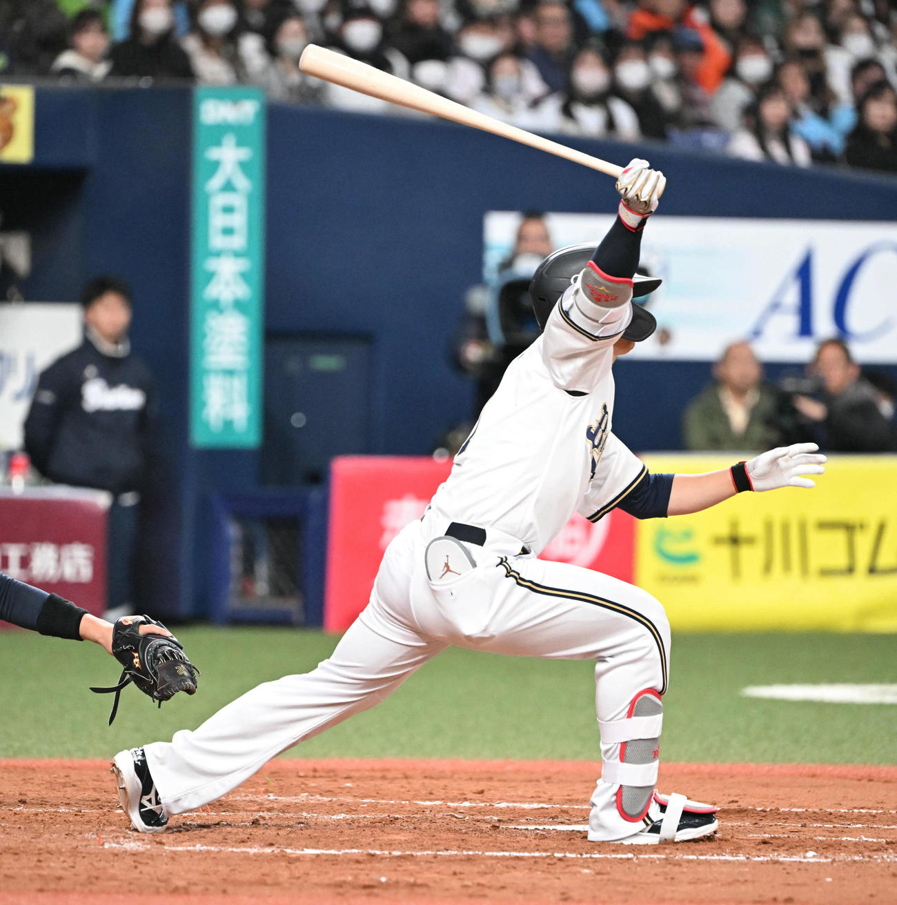 オリックス対ヤクルト　3回裏オリックス無死一塁、右中間を破る適時二塁打を放つ西川（撮影・和賀正仁）