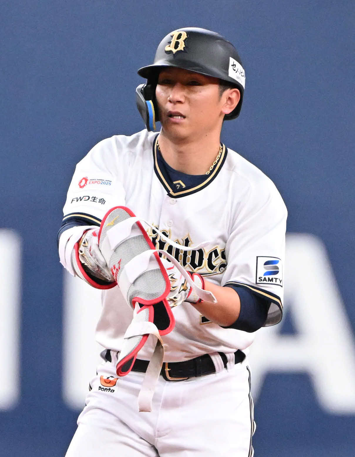オリックス対ヤクルト　3回裏オリックス無死一塁、適時二塁打を放った西川は塁上でレガーズを外す（撮影・和賀正仁）