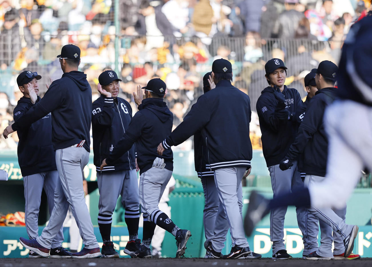 阪神対巨人　阪神に勝利し、タッチを交わす巨人阿部監督（左から3人目）、高橋礼（右から3人目）（撮影・藤尾明華）