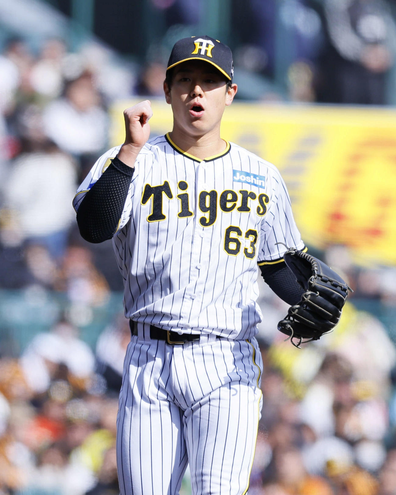 阪神対巨人　6回表巨人2死、萩尾を三振に仕留め、ガッツポーズをする阪神石黒（撮影・藤尾明華）