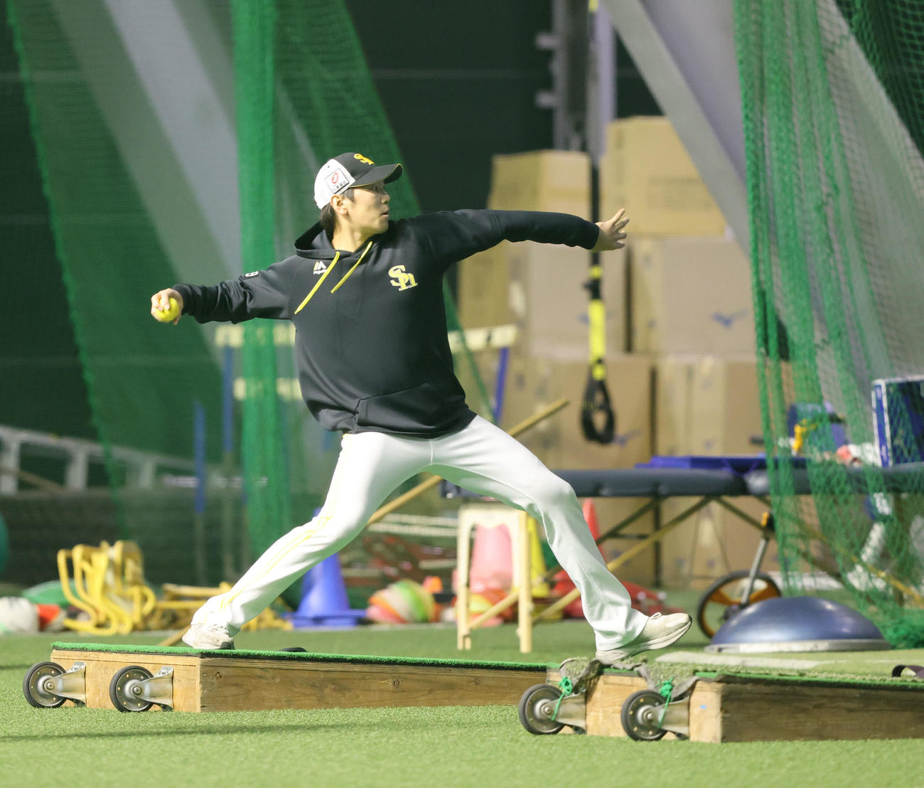 傾斜を使ってトレーニングを行う石川（撮影・梅根麻紀）