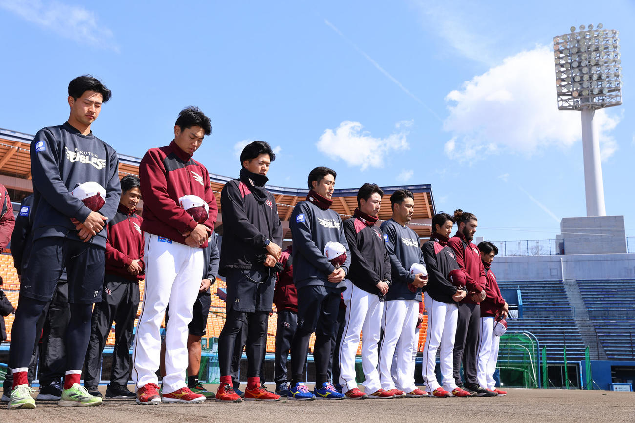 黙とうを行う楽天の投手陣。左から古謝、渡辺翔、早川、滝中、青山、田中将、岸、ポンセ、辛島（撮影・垰建太）
