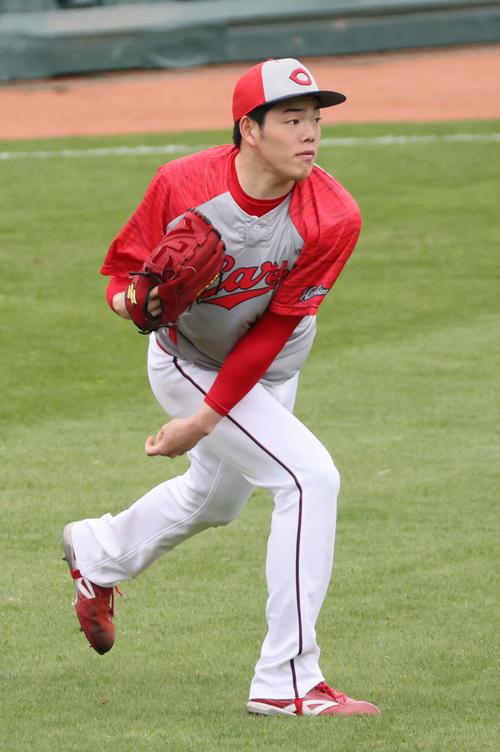 【広島】滝田一希、感謝を伝えに地元・北海道へ　日本ハム松本剛の座右の銘をグラブに刺しゅう