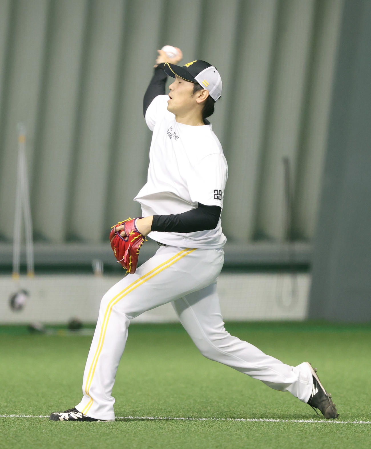 キャッチボールで調整する石川（撮影・梅根麻紀）