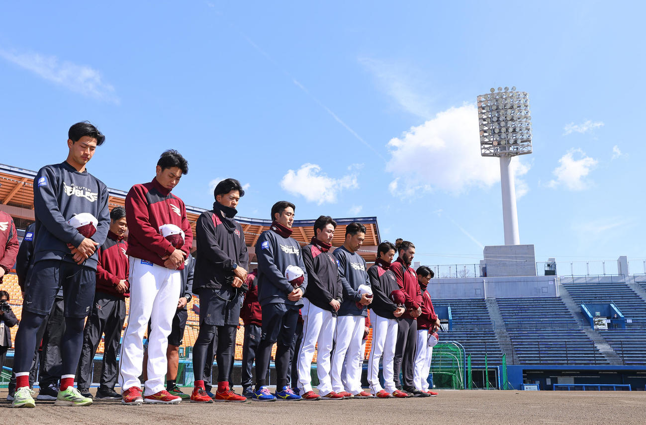 黙とうを行う楽天の投手陣。左から古謝、渡辺翔、早川、滝中、青山、田中将、岸、ポンセ、辛島（撮影・垰建太）