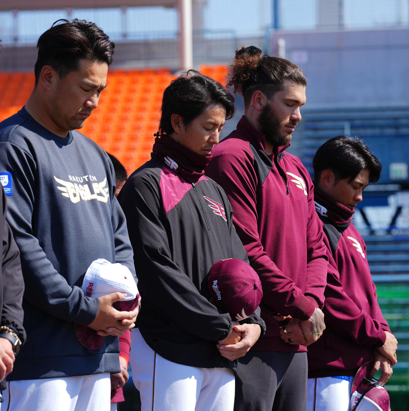 黙とうを行う楽岸（中央左）ら投手陣。左から田中将、1人のいて、ポンセ、辛島（撮影・垰建太）