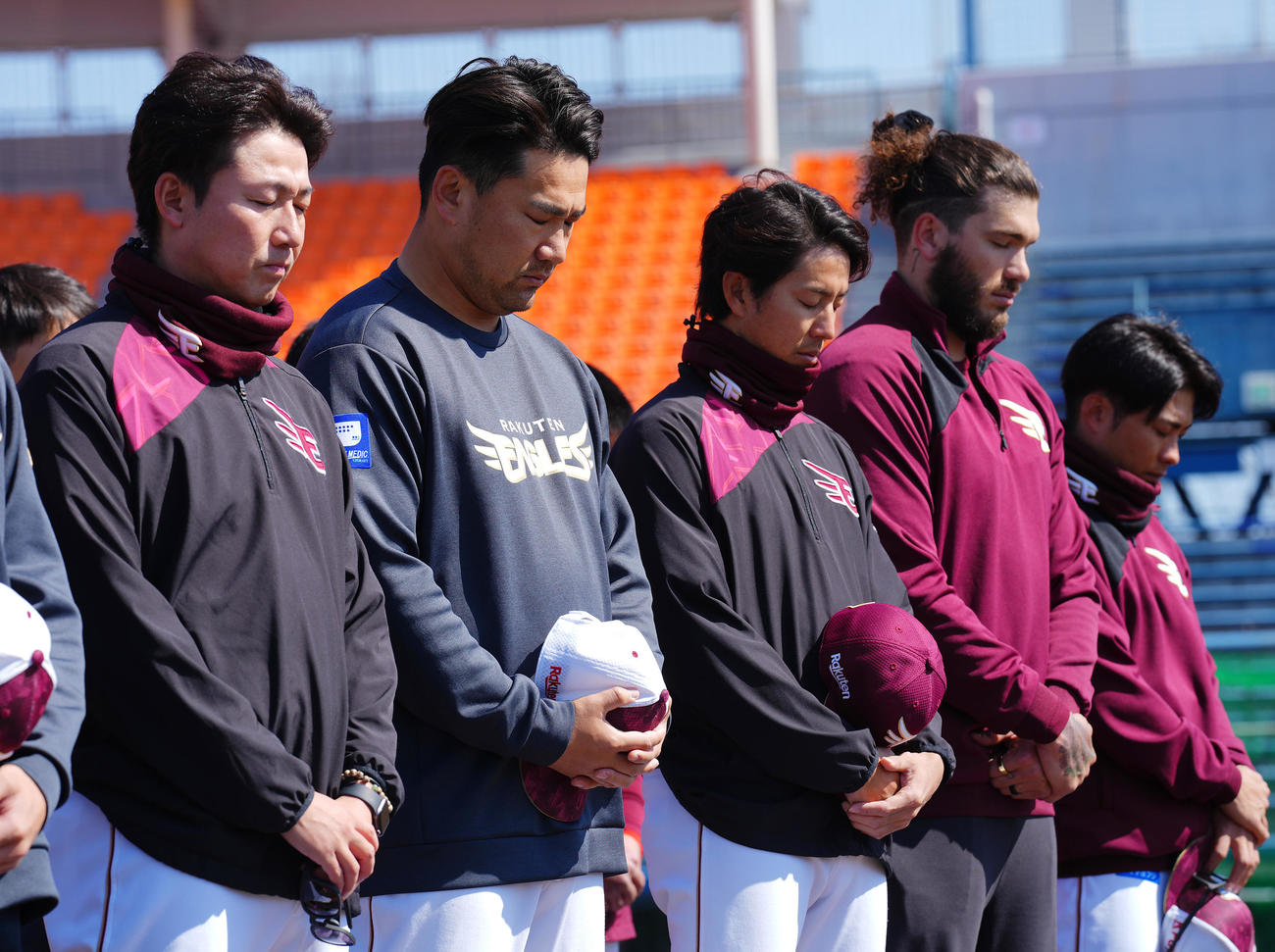 黙とうを行う楽天田中将（左から2人目）ら投手陣。左から青山コーチ、1人おいて、岸、ポンセ、辛島（撮影・垰建太）