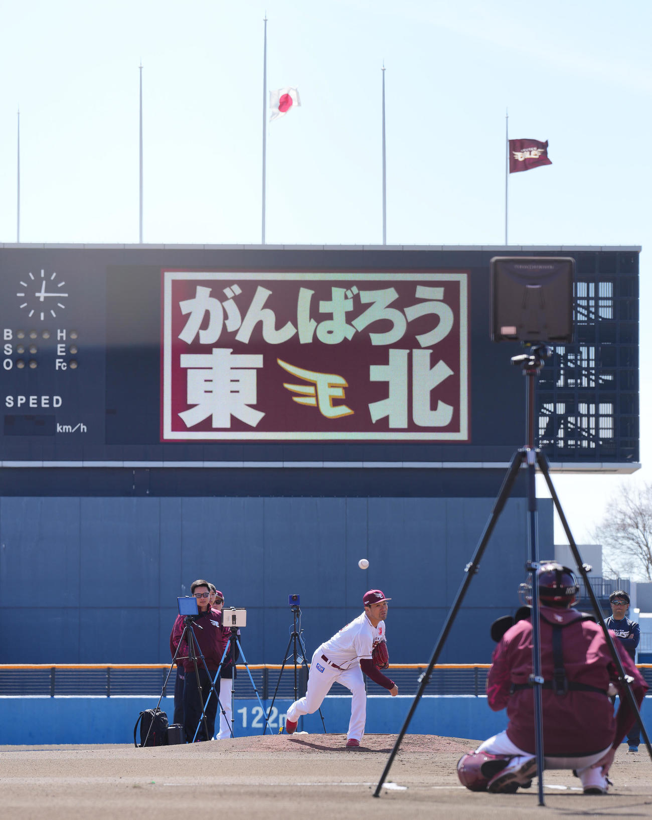 半旗が掲げられる球場で「がんばろう東北」の文字を背に投球する楽天田中将（撮影・垰建太）