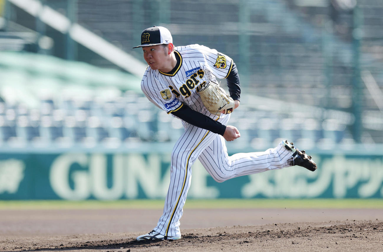 甲子園球場のマウンドで投球練習する阪神西勇（撮影・前田充）