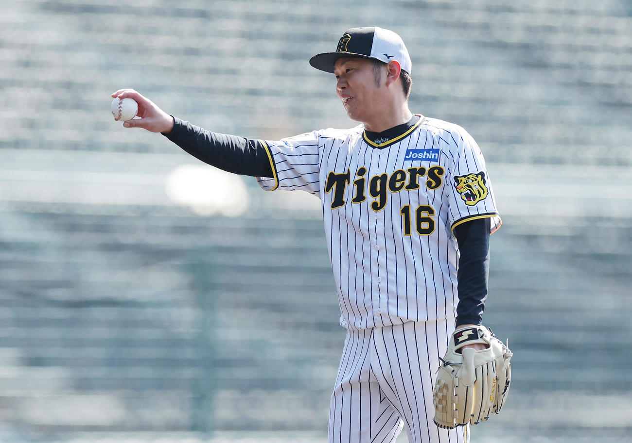 甲子園球場のマウンドで投球練習する阪神西勇（撮影・前田充）