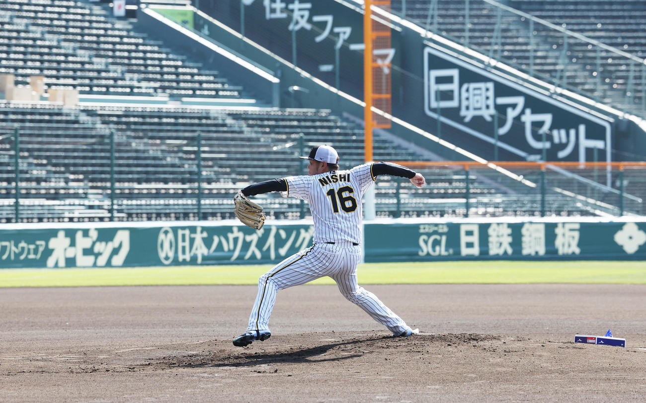 甲子園球場のマウンドで投球練習する阪神西勇（撮影・前田充）