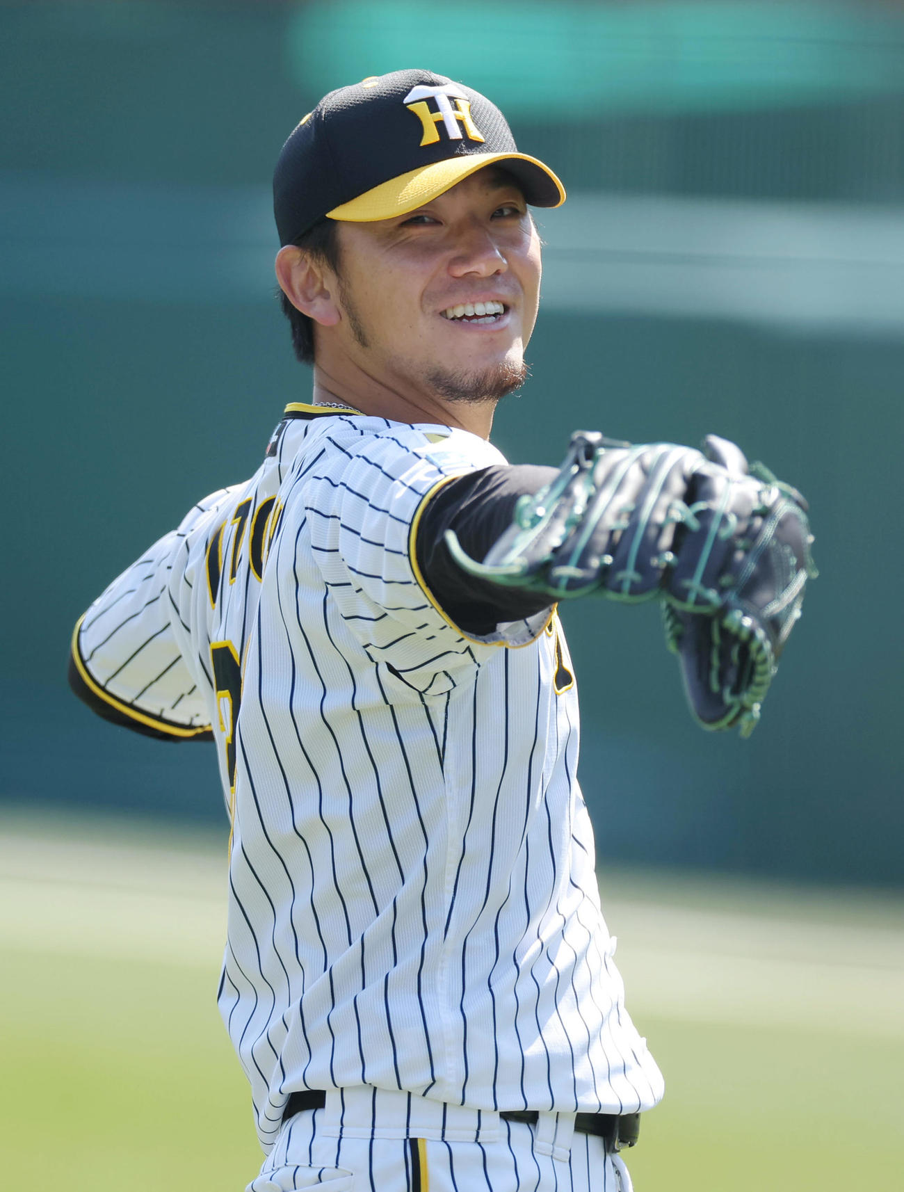 笑顔を見せながらキャッチボールする阪神伊藤将（撮影・前田充）