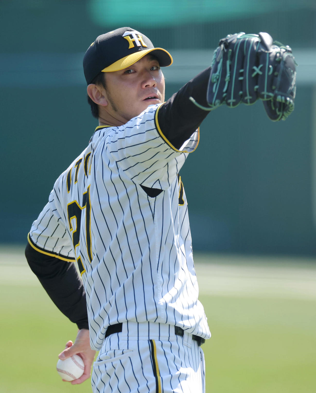 キャッチボールする阪神伊藤将（撮影・前田充）