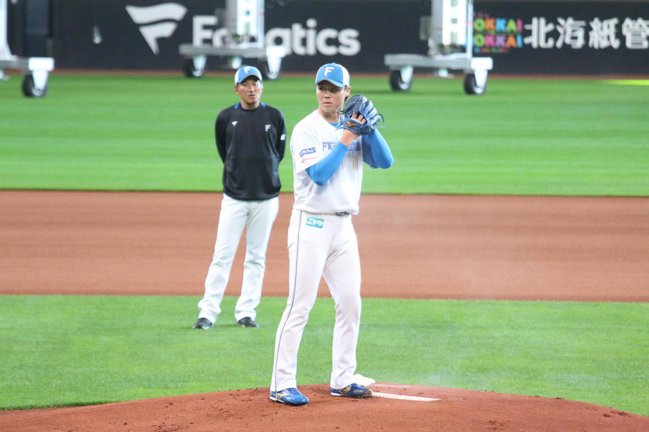 3月10日にエスコンフィールドで行われた残留練習でマウンドから投球練習を行った日本ハム山崎（左は加藤投手コーチ）