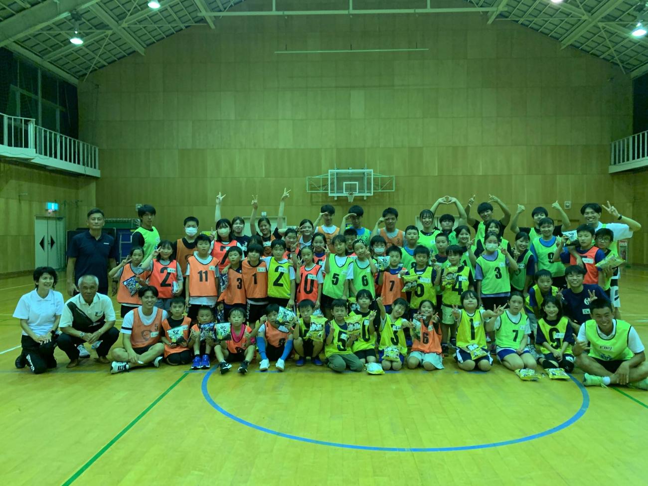 東日本大震災後に南相馬市の子どもたちとスポーツを通して交流する大体大生（大学提供）