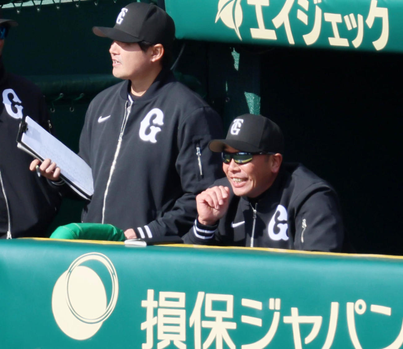 阪神対巨人　7回表巨人2死一、二塁、秋広の左適時打にベンチで笑顔を見せる阿部監督（撮影・加藤哉）