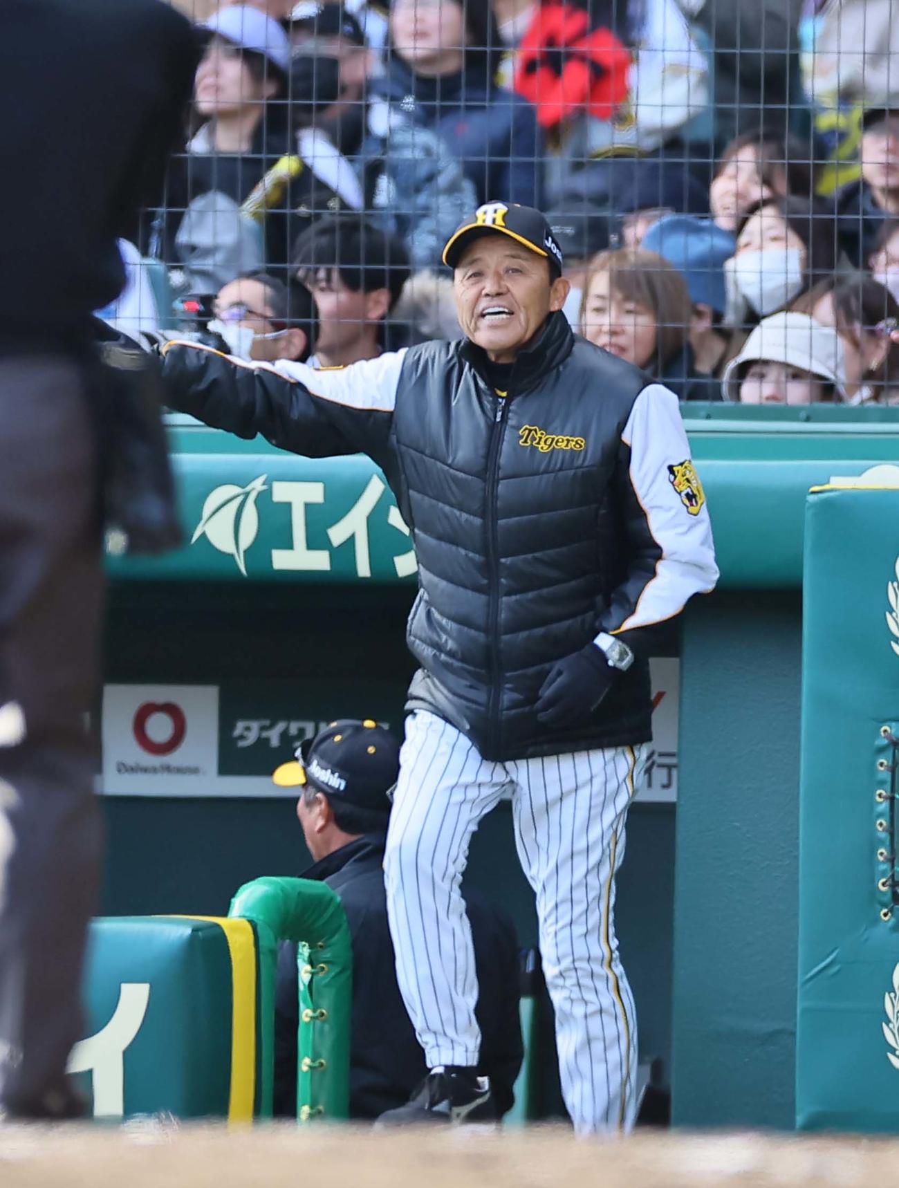 阪神対巨人　選手交代を告げる岡田監督（撮影・上田博志）