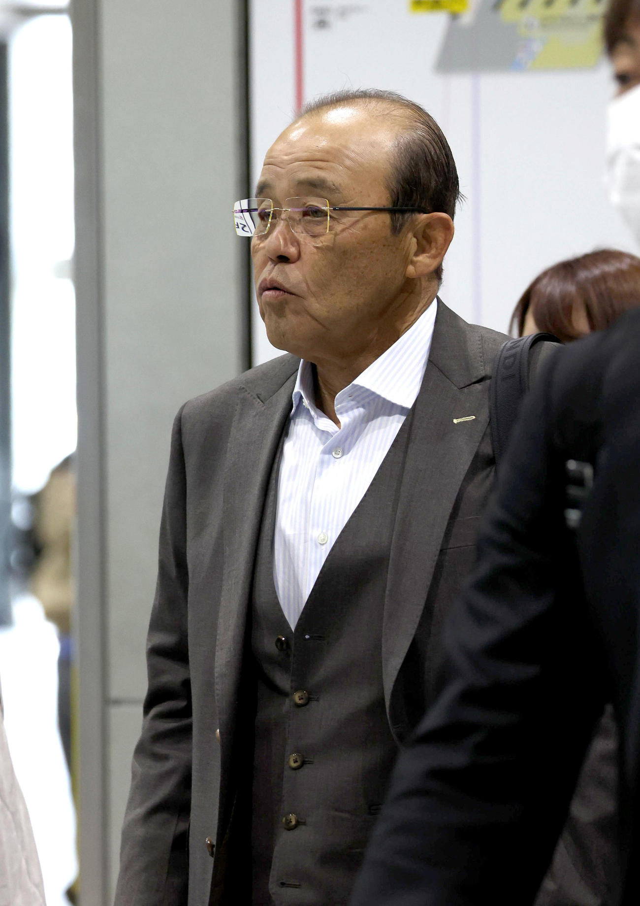 ロッテ戦に向けて東上する阪神岡田監督（撮影・白石智彦）