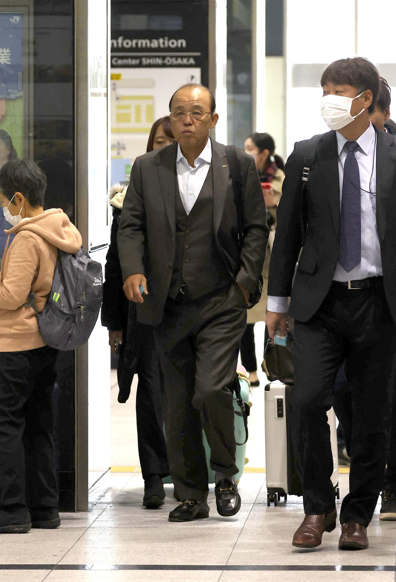 ロッテ戦に向けて東上する阪神岡田監督（撮影・白石智彦）