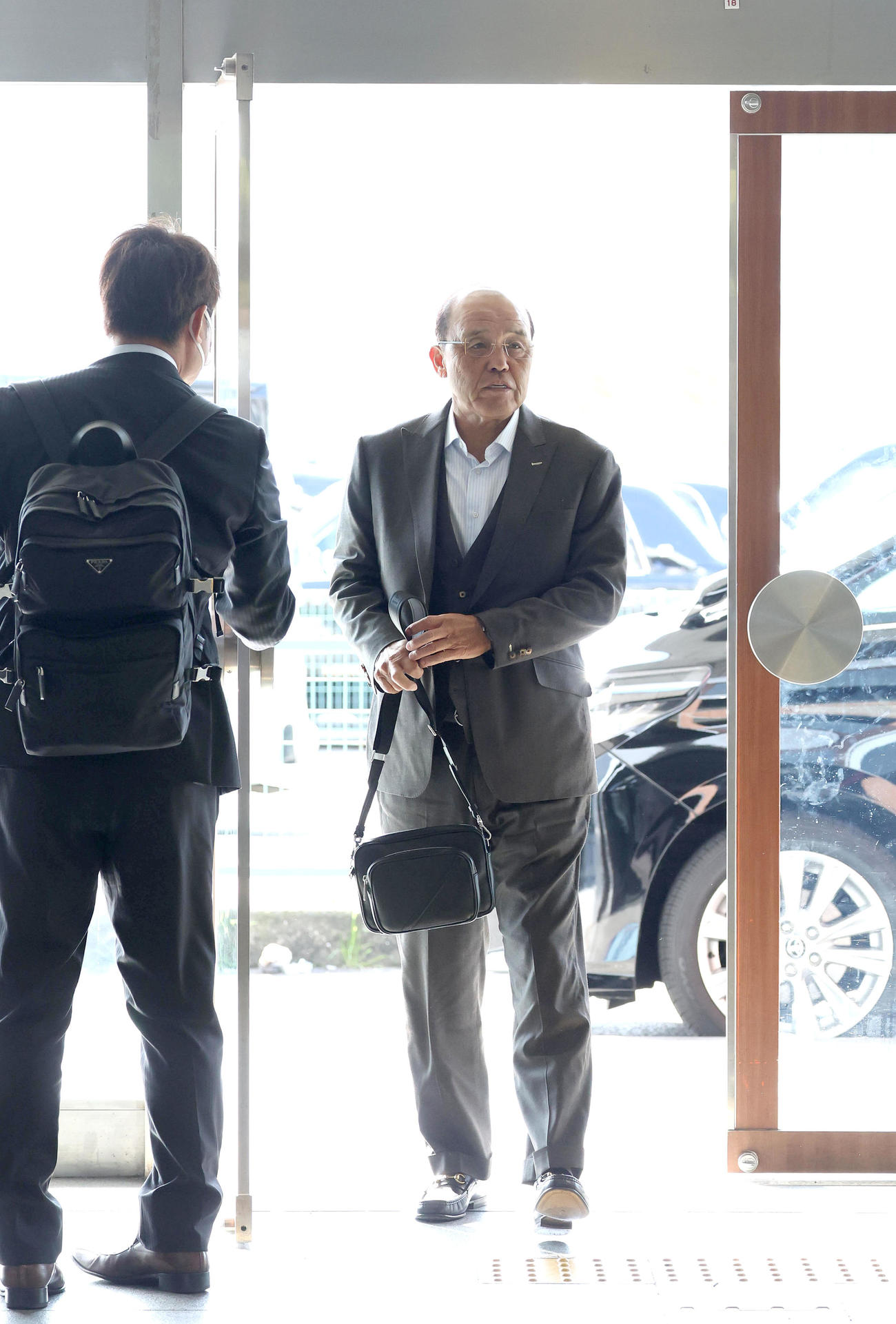 ロッテ戦に向けて東上する阪神岡田監督（撮影・白石智彦）