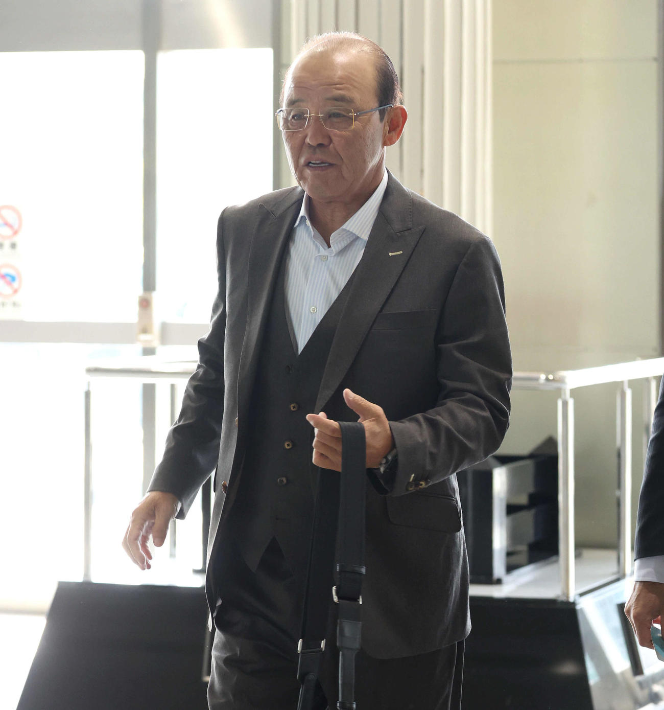 ロッテ戦に向けて東上する阪神岡田監督（撮影・白石智彦）