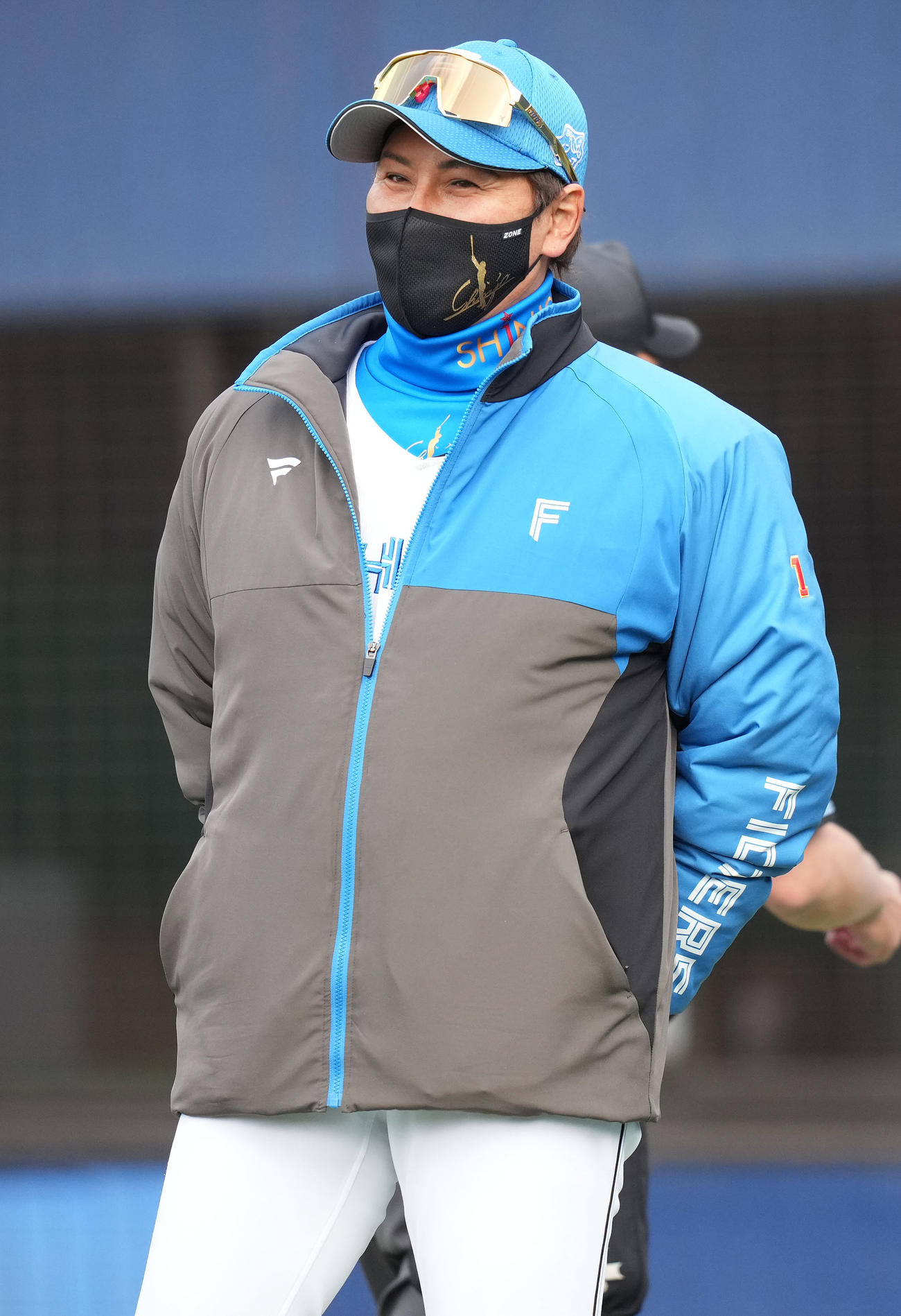 日本ハム対西武　8回表の選手交代を告げた後、笑顔の日本ハム新庄監督（撮影・鈴木みどり）