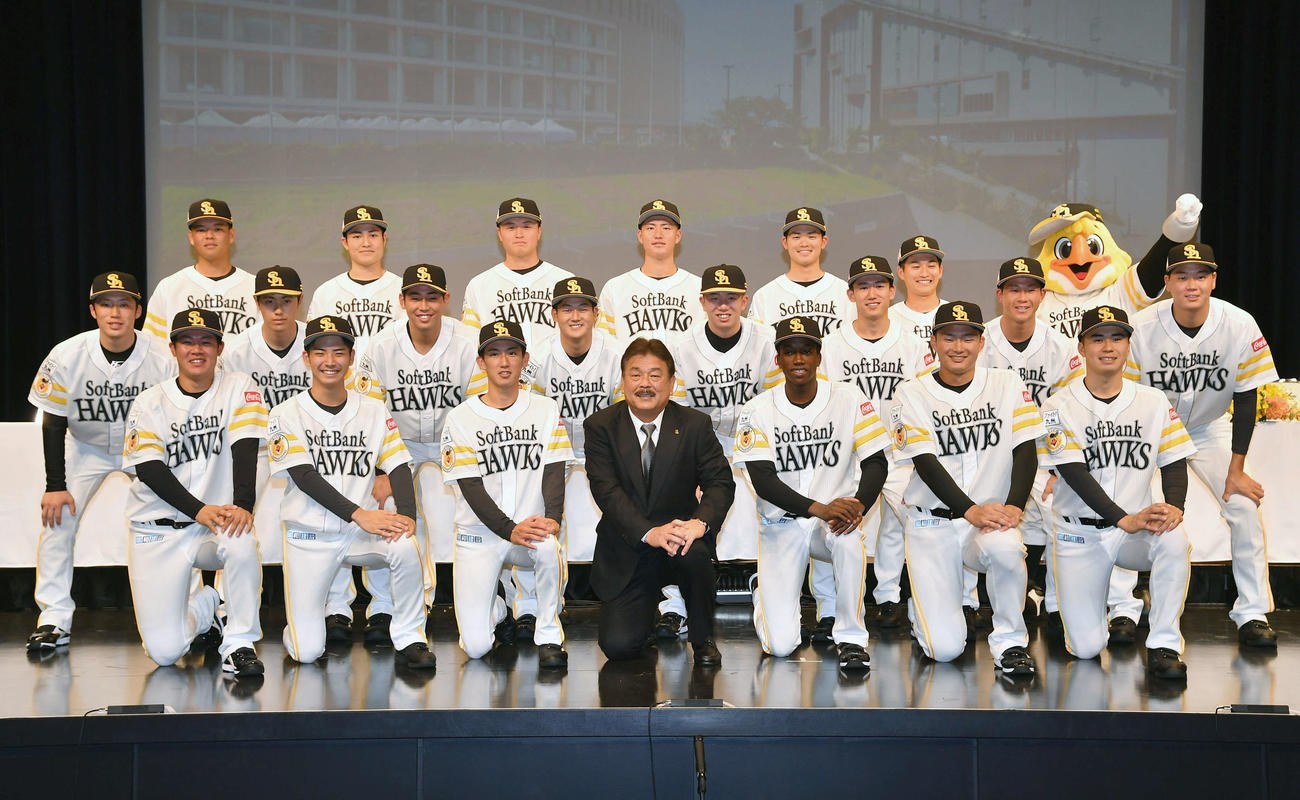 22年12月5日、ソフトバンク新入団発表。後列左端が育成14位の盛島稜大