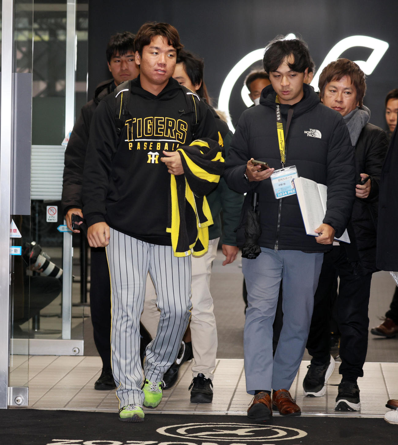 ロッテ対阪神　練習を終え引き揚げる村上（撮影・加藤哉）