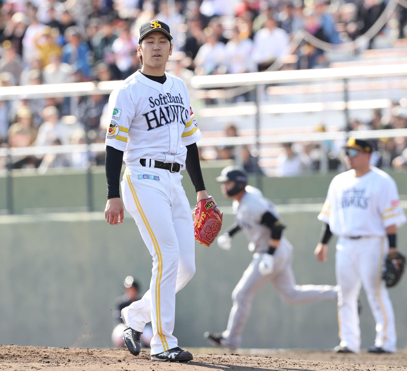 ソフトバンク対巨人　4回表巨人2死一塁、萩尾に左越え逆転2点本塁打を浴びた石川（撮影・梅根麻紀）