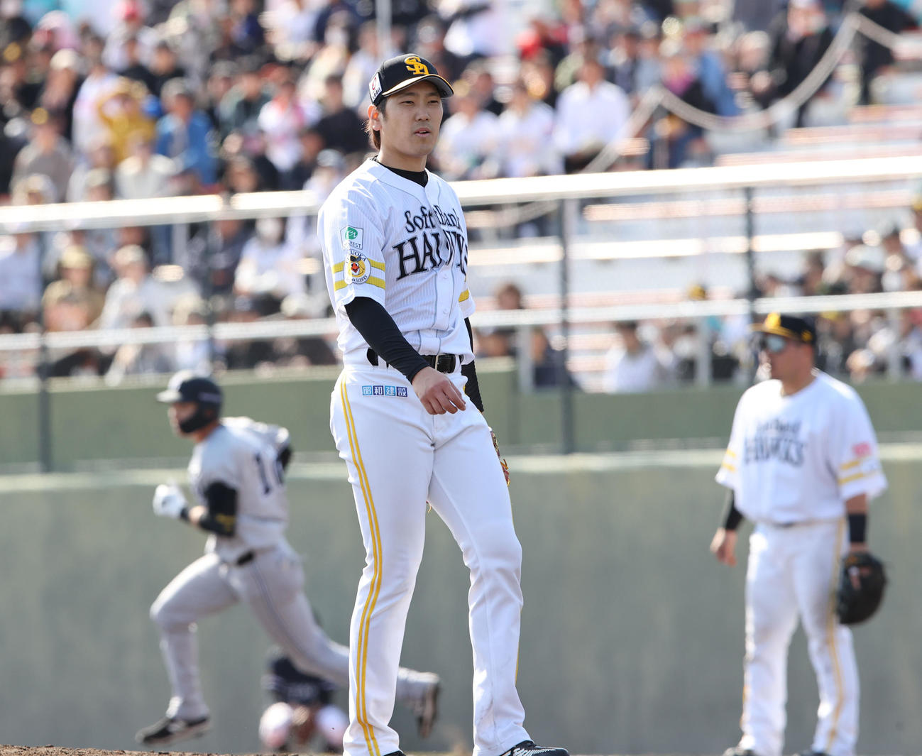 ソフトバンク対巨人　4回表巨人2死一塁、萩尾に左越え逆転2点本塁打を浴びた石川（撮影・梅根麻紀）