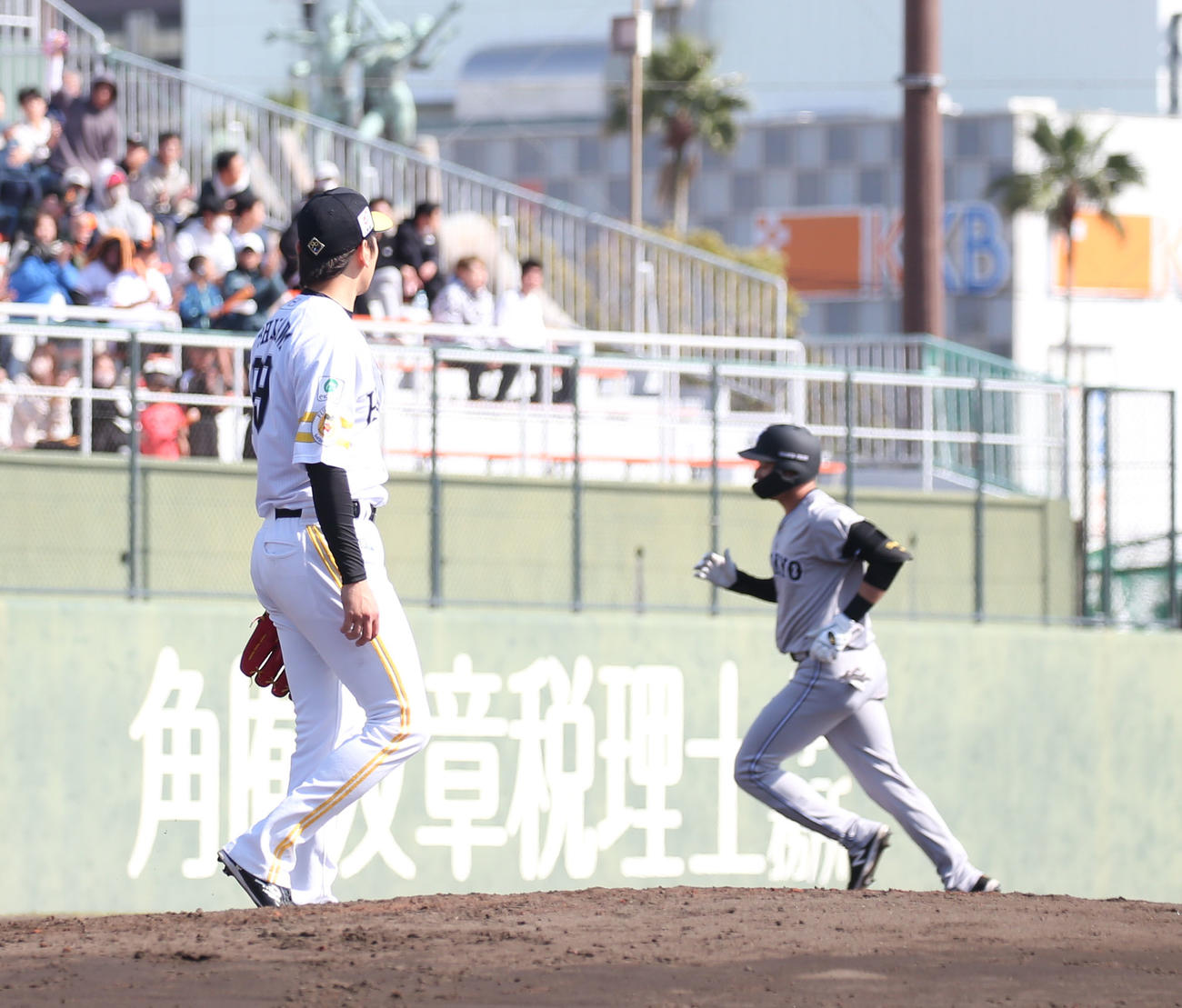 ソフトバンク対巨人　4回表巨人2死一塁、萩尾匡也（右）に左越え逆転2点本塁打を浴びる石川（撮影・冨田成美）