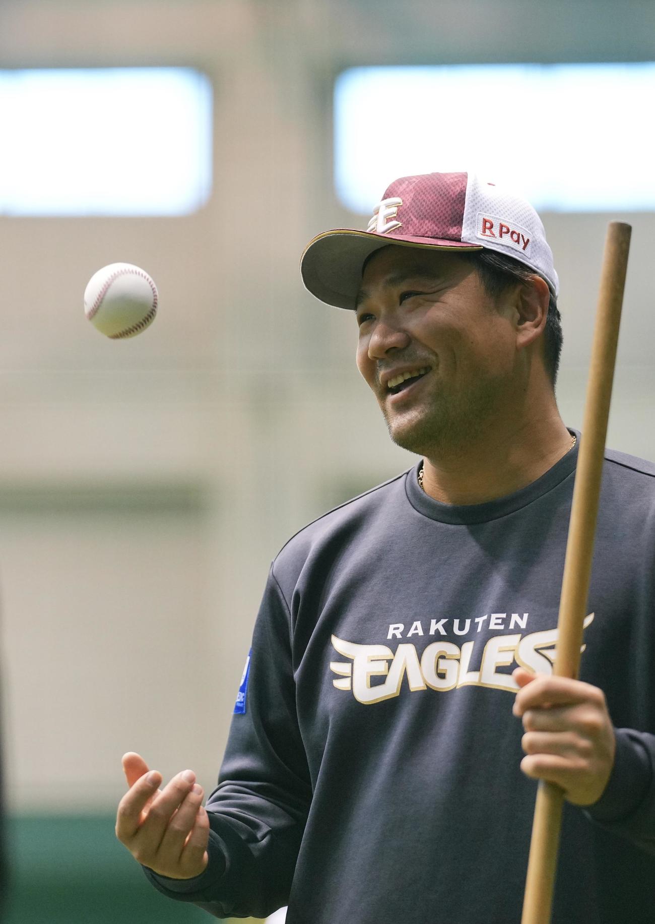 楽天対オリックス　リラックスした表情で練習に臨む楽天田中将（撮影・垰建太）