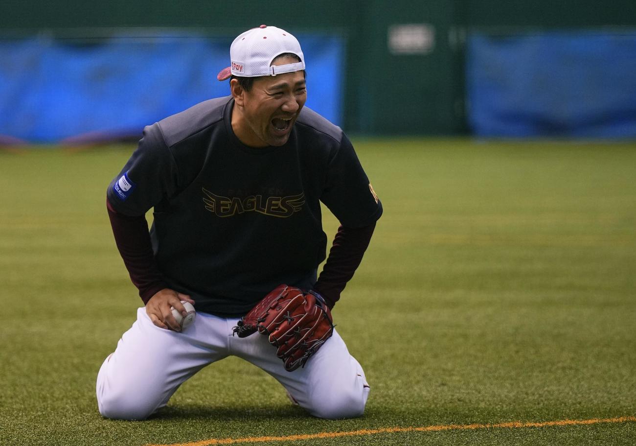 楽天対オリックス　リラックスした表情で練習に臨む楽天田中将（撮影・垰建太）