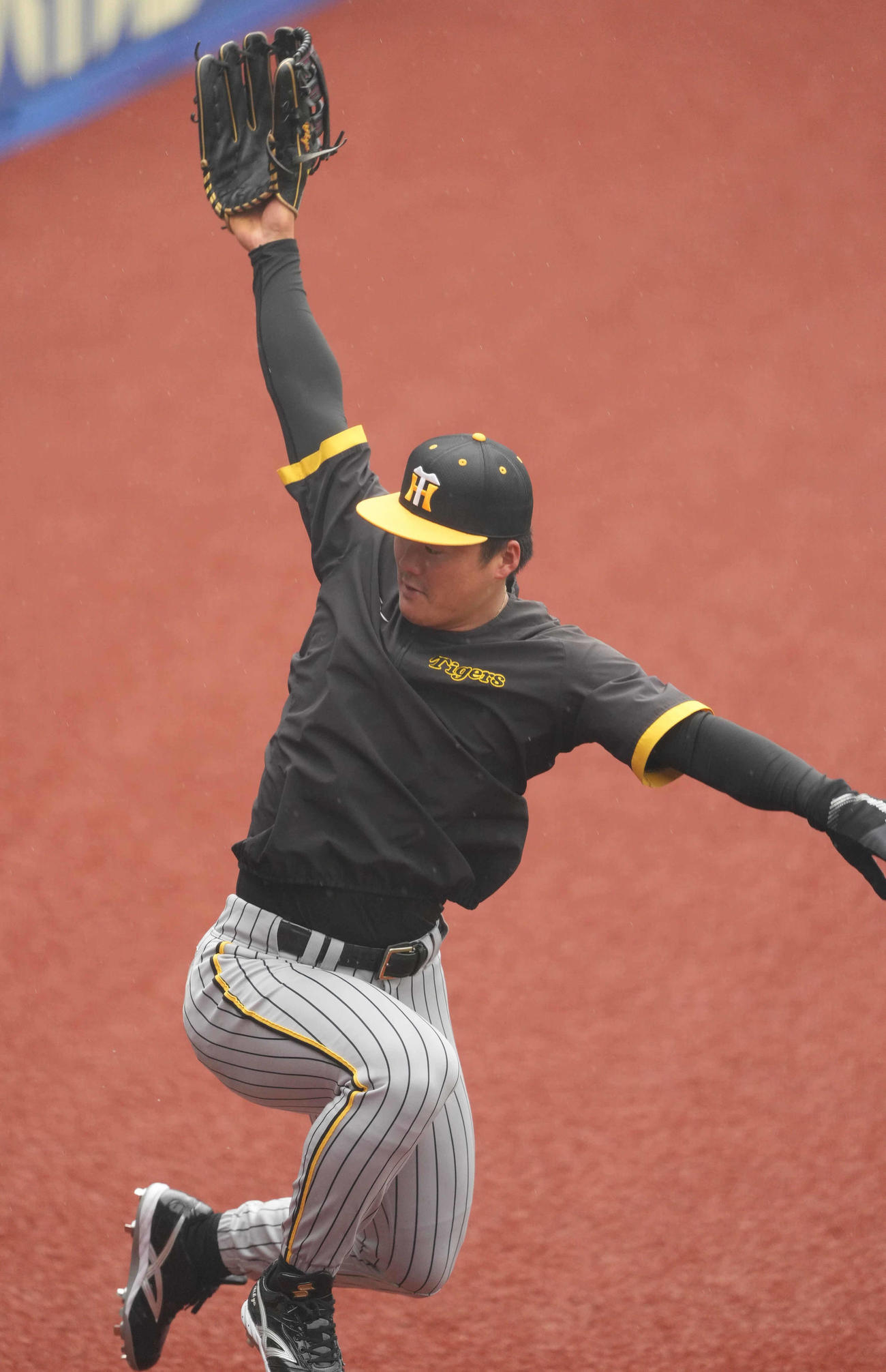 外野ノックを受ける阪神前川（撮影・鈴木みどり）