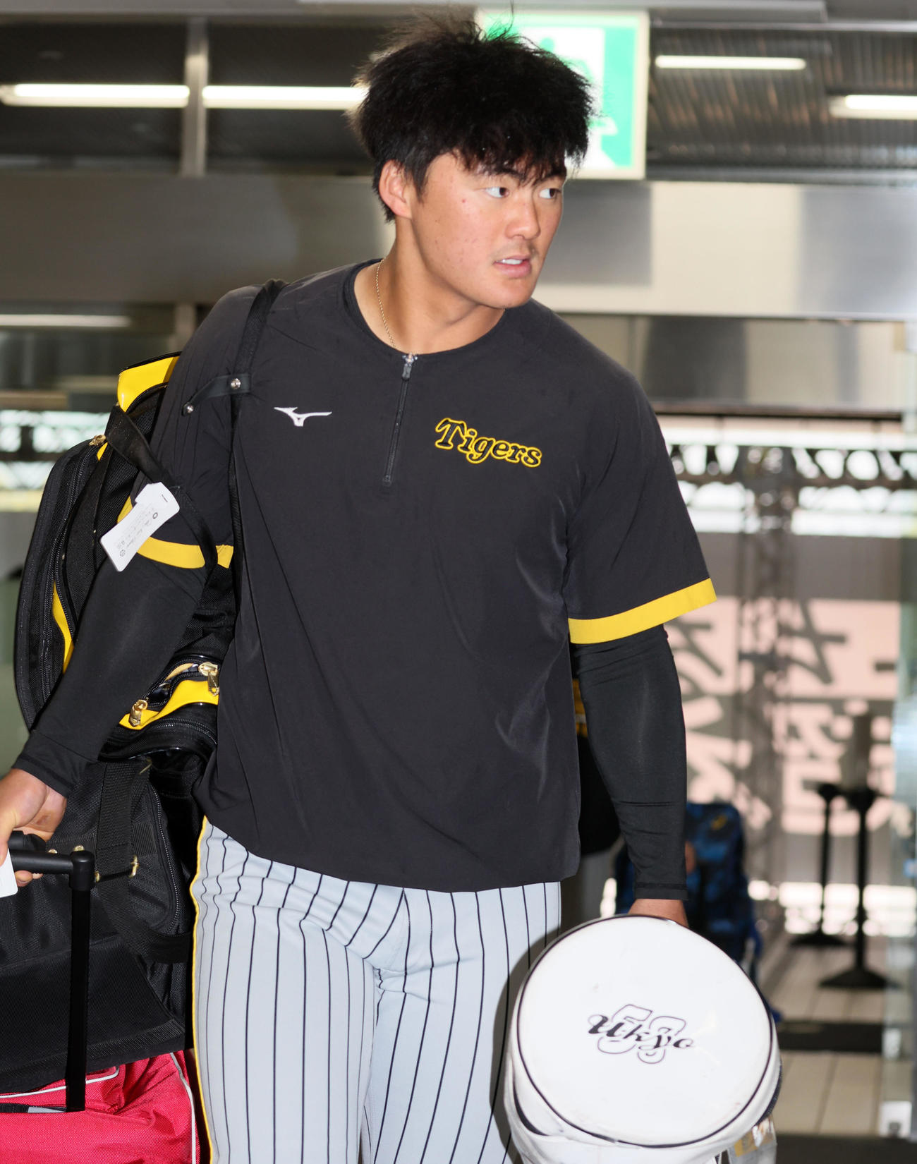 ロッテ対阪神　球場に到着した前川（撮影・加藤哉）