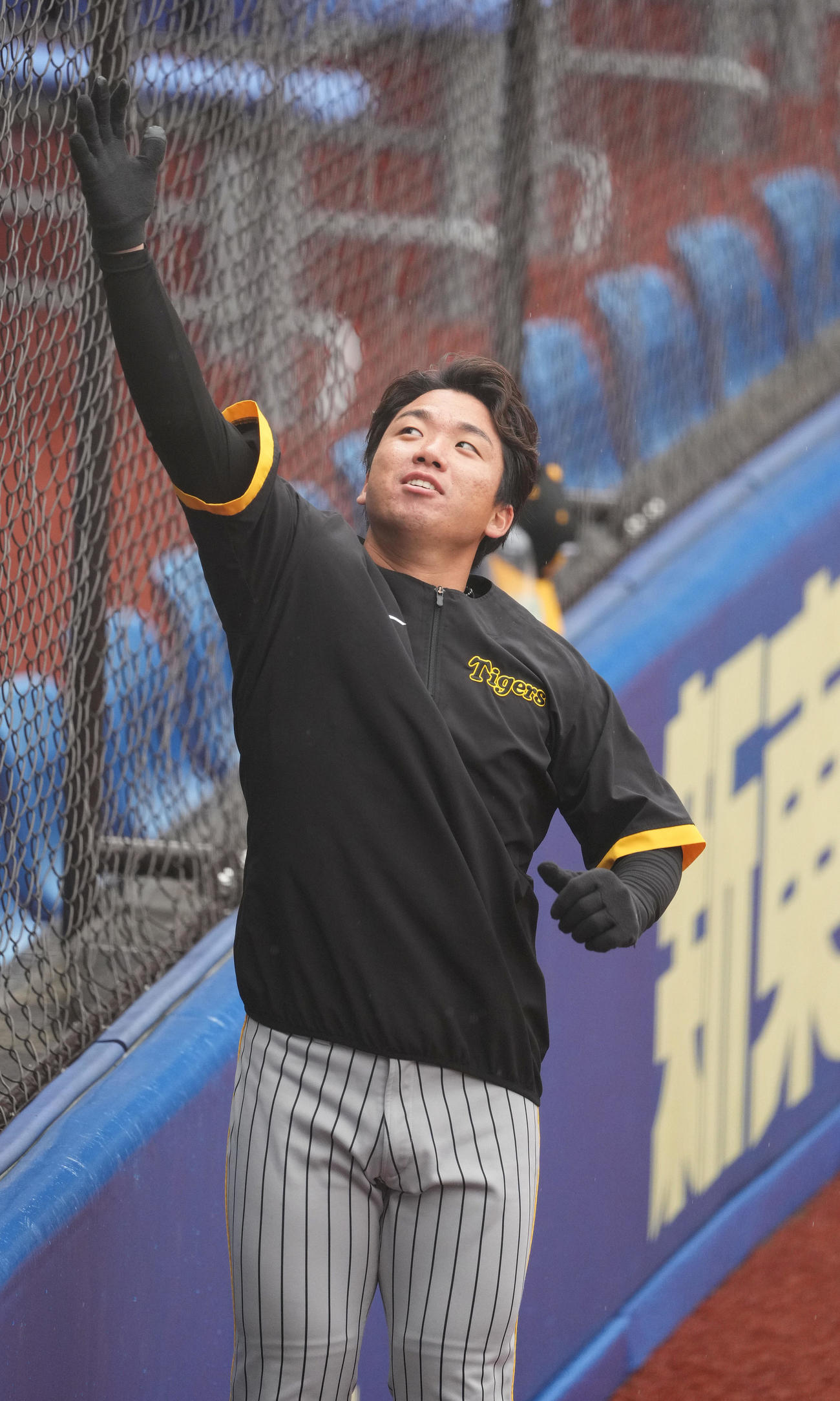 外野でジャンプする阪神村上（撮影・鈴木みどり）
