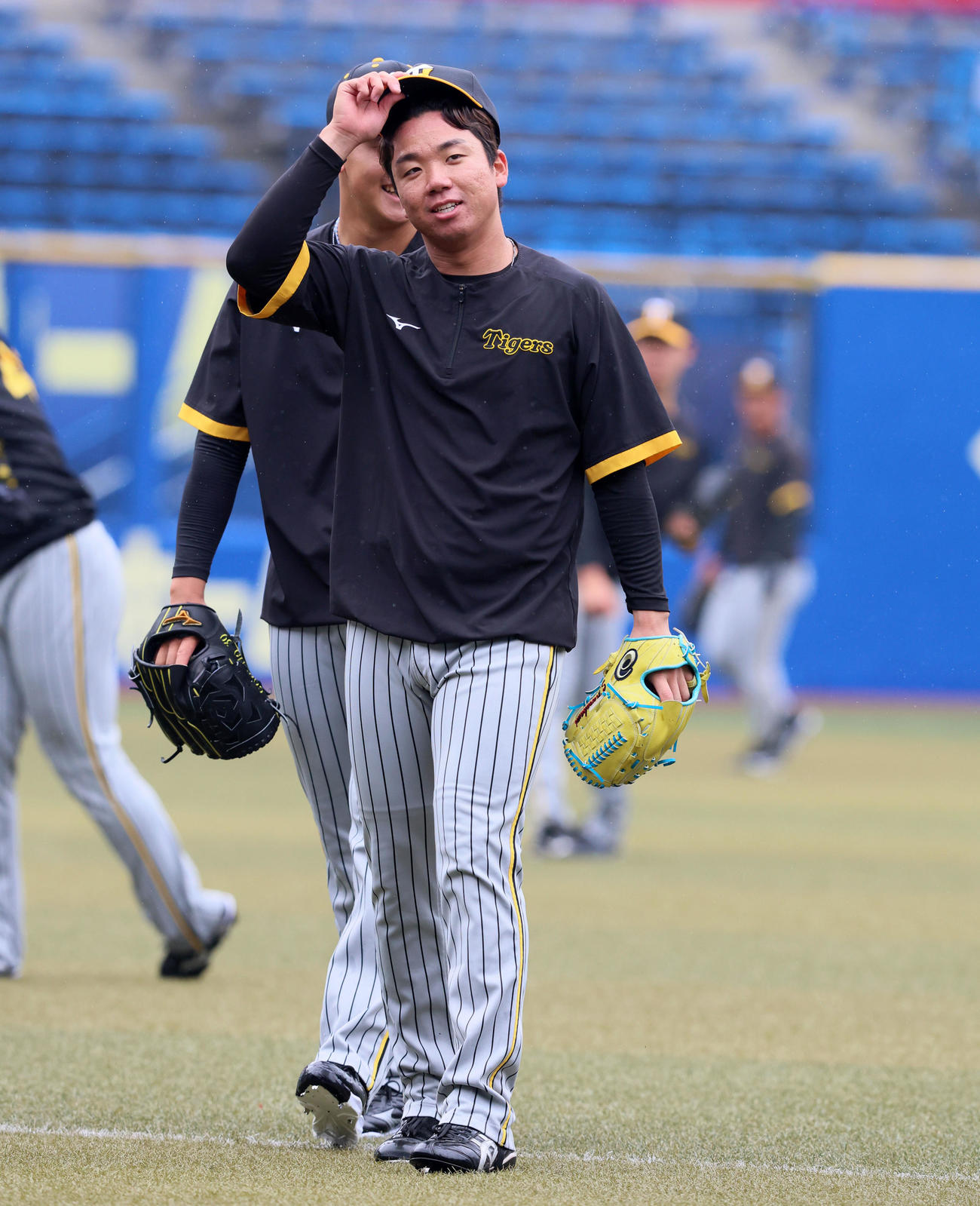 雨の中のキャッチボールを終えた村上（撮影・加藤哉）