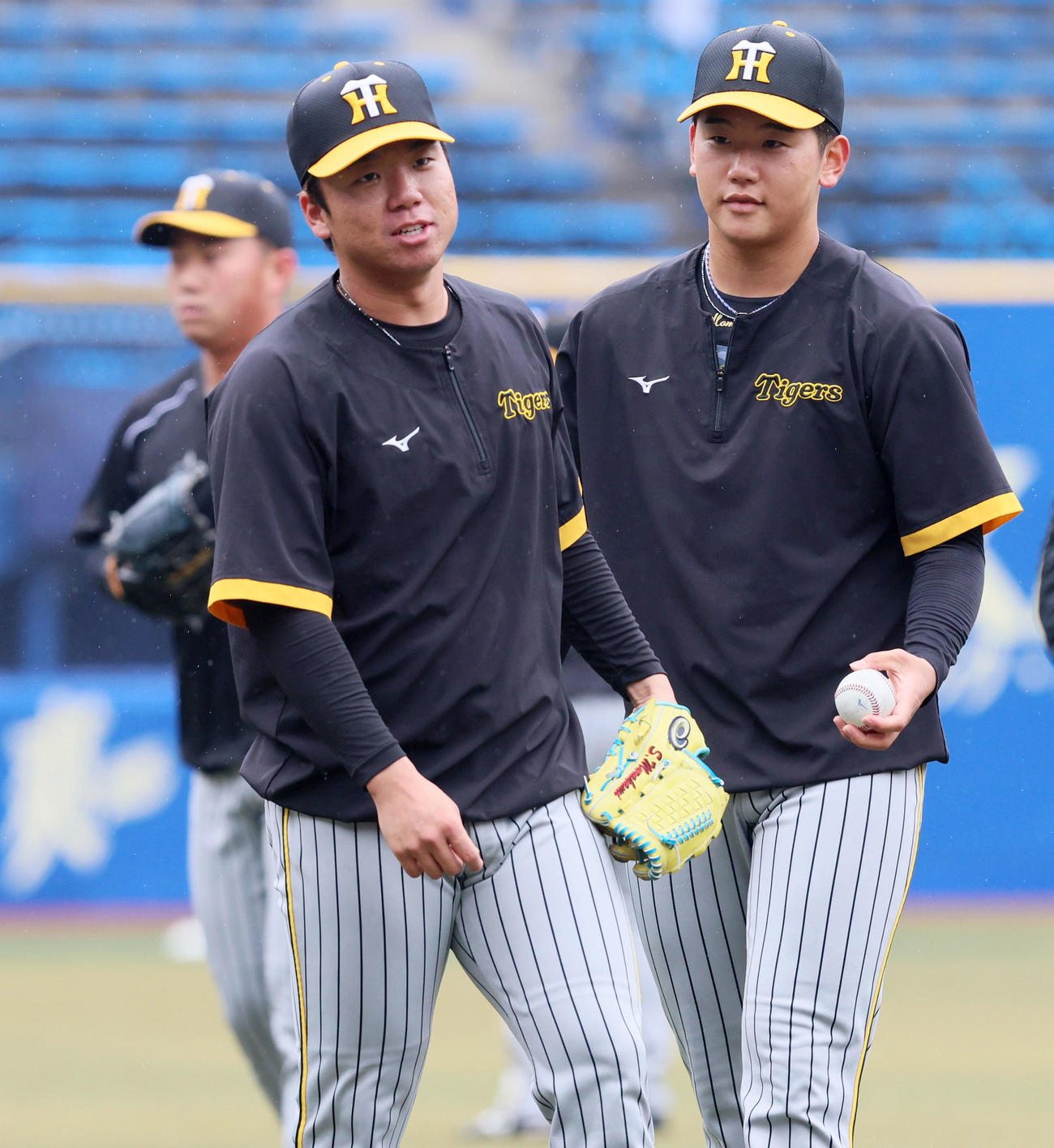 ロッテ対阪神　雨の中、門別（右）とのキャッチボールを終えた村上（撮影・加藤哉）