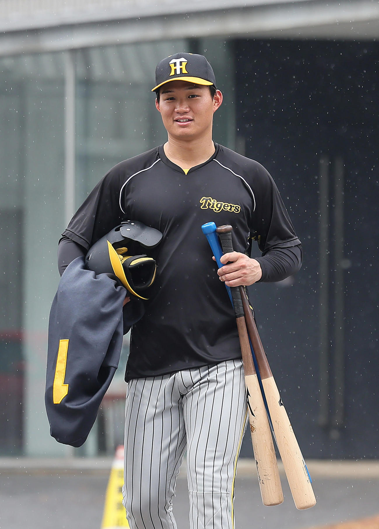 雨の中を移動する阪神森下（撮影・足立雅史）