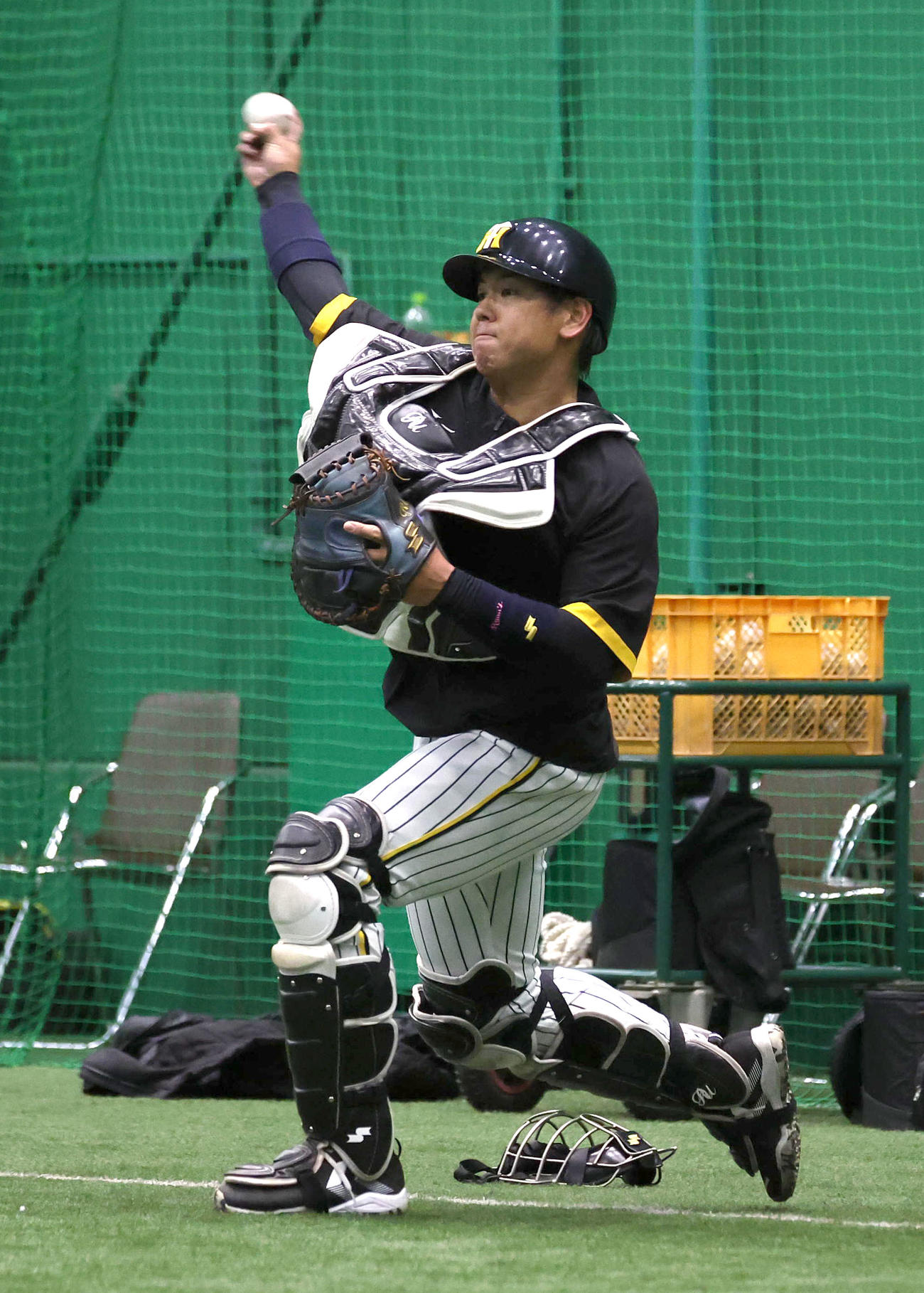 キャッチング練習で素早く返球する阪神梅野（撮影・白石智彦）