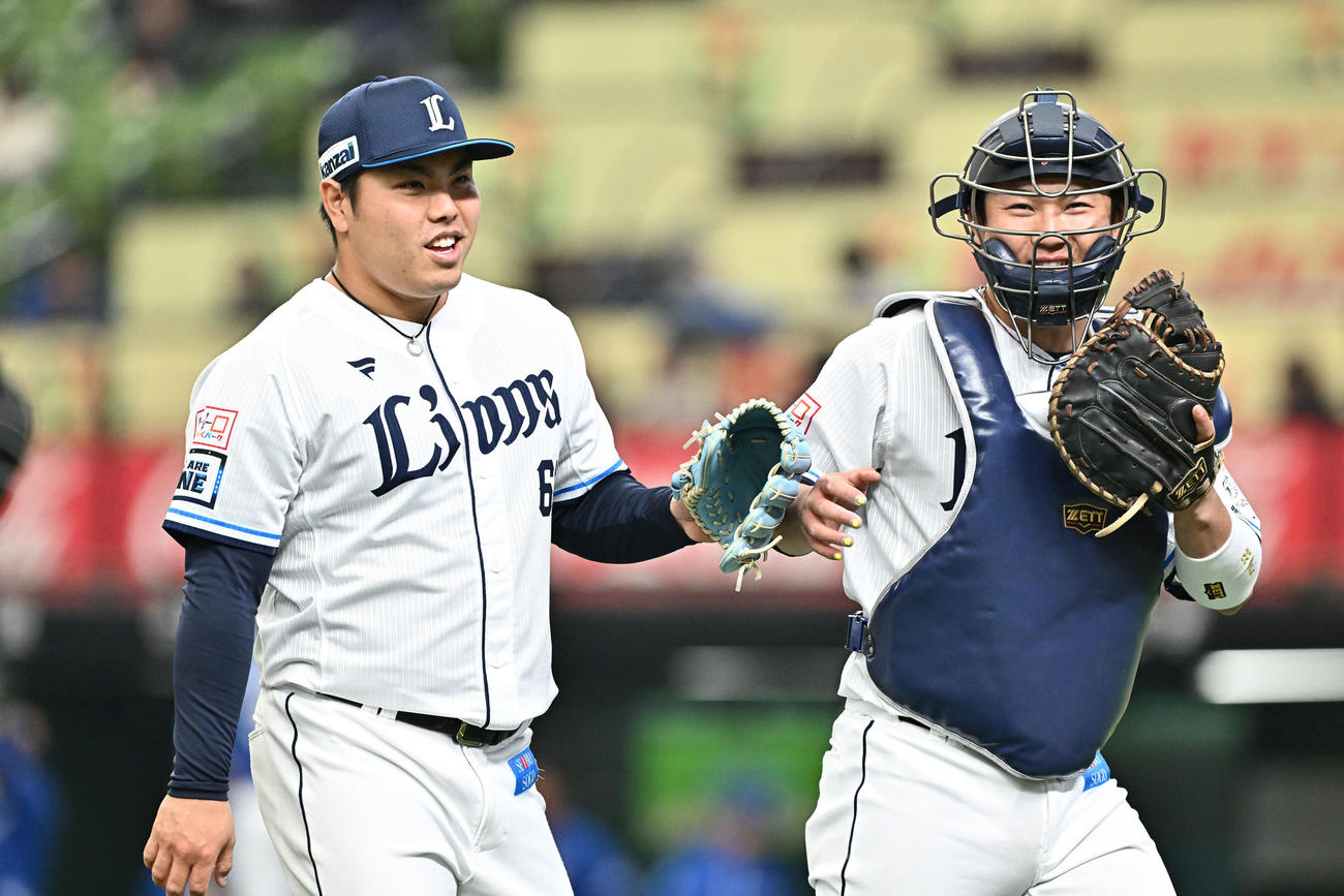 西武対中日　1回表を投げ終えた西武先発の平良（左）は捕手古賀と引き揚げる（撮影・滝沢徹郎）