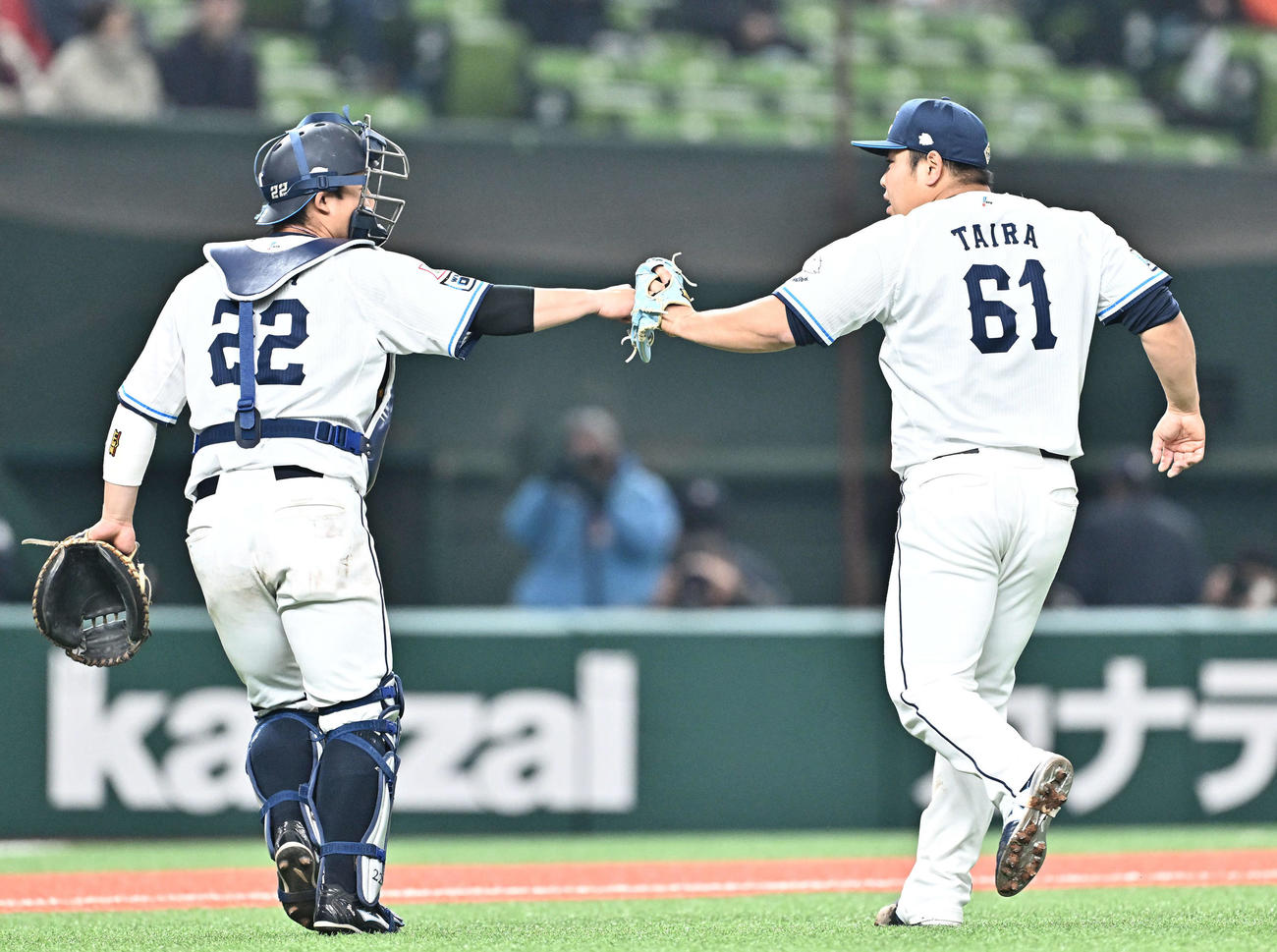 西武対中日　5回表を投げ終えた西武先発の平良（右）は捕手古賀とタッチをかわす（撮影・滝沢徹郎）