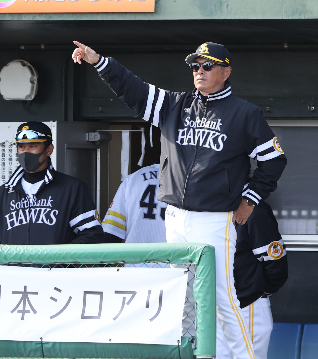ソフトバンク対巨人　ベンチから指示を出す小久保監督（撮影・梅根麻紀）