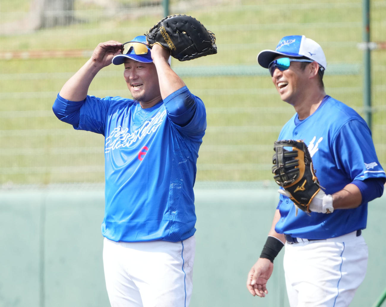 並んでノックを受けた中田翔（左）と中島宏之（2024年2月撮影）
