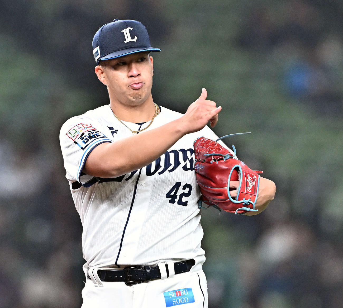 西武対中日　チームメートに合図する西武ボー（撮影・滝沢徹郎）